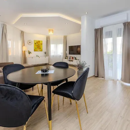 Beautiful Apartment In Split With Wifi
